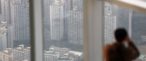 정부의 규제에도 서울 아파트에 대한 부동산 큰손들의 상경투자 열기가 꺾이지 않고 있다. 서울 아파트 전경.<연합뉴스>